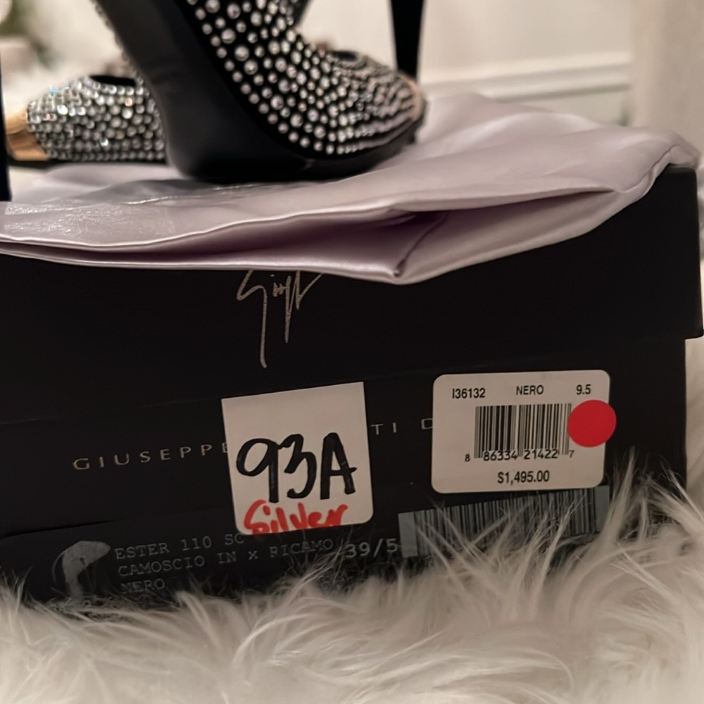 Giuseppe Zanotti
Black Crystal Embellished Suede Ester Pointed Toe Pumps - Picture 6 of 8